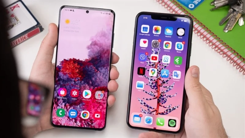 Hai chiếc smartphone đặt cạnh nhau, một hiển thị giá tầm trung, một hiển thị giá cao cấp.